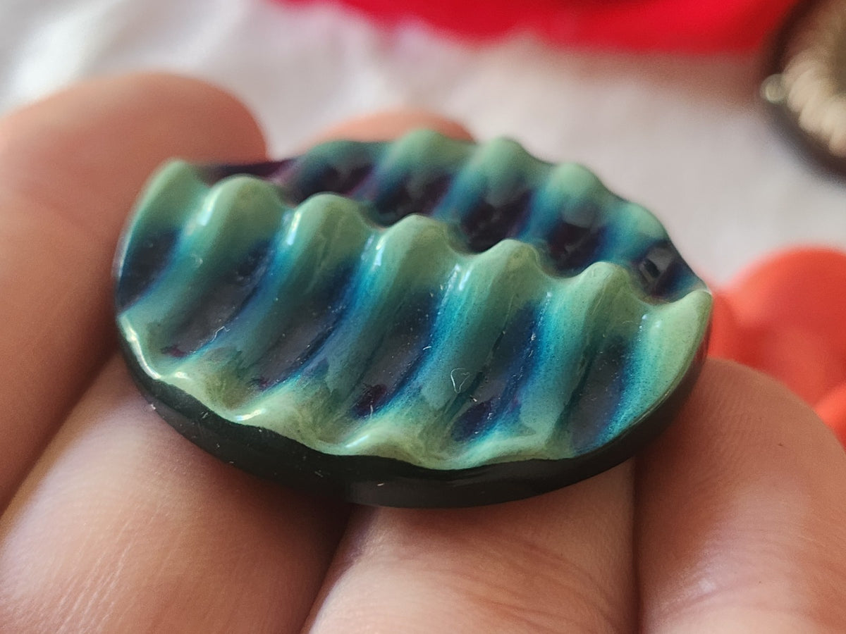 Gros bouton ancien en celluloïd vert  superbe pied 3,7 cm  G17K