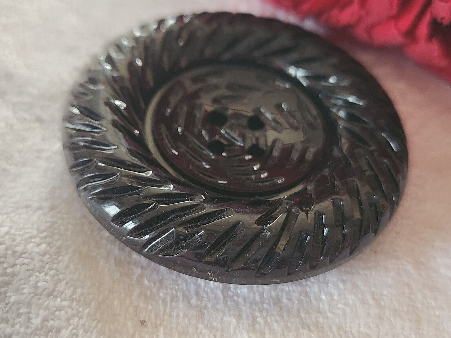 Enorme bouton vintage noir lumineux texturé épais trous 4,3 cm  ref 2723