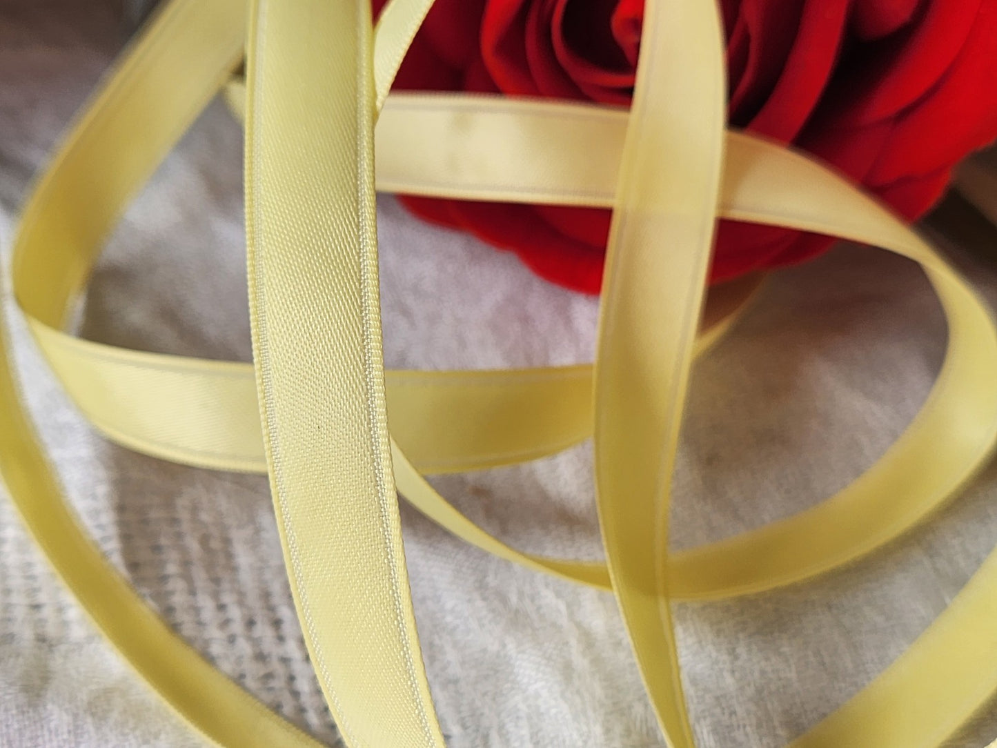 Ruban fin ancien nylon jaune  épais 10 mètres sur 1 cm modiste mercerie B5 n°21