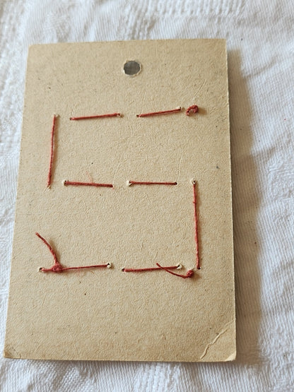 Plaque de 9 boutons anciens en verre travaillé vert à trous 1,7 cm