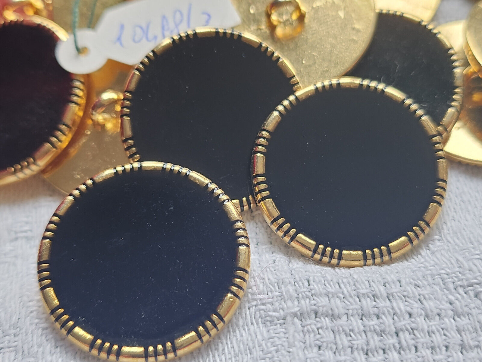 Lot 8 boutons vintage en métal doré noir lourd pied  2,4 cm ref 0091