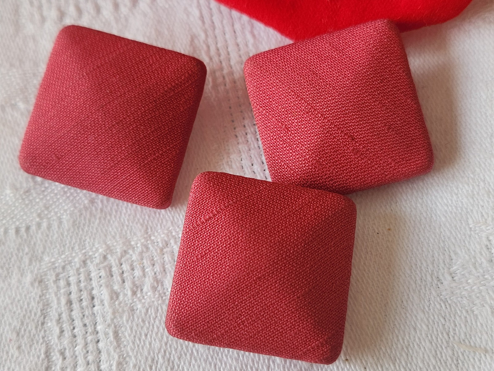 Trio gros boutons anciens  tissu vintage carre rose  pied 2,4 cm D18K