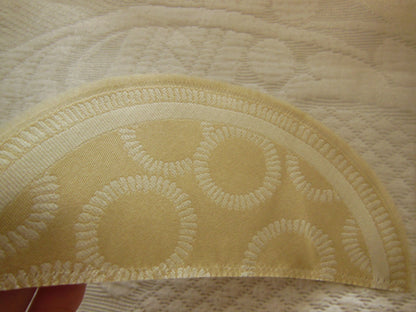 Coupon tissu superbe voilage gros rond 97 cm sur 90 cm B3