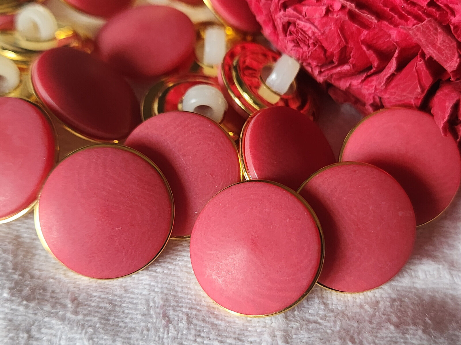 Lot 7 boutons vintage rouge mat veiné pourtour métal pied 1,8 cm ref 5859