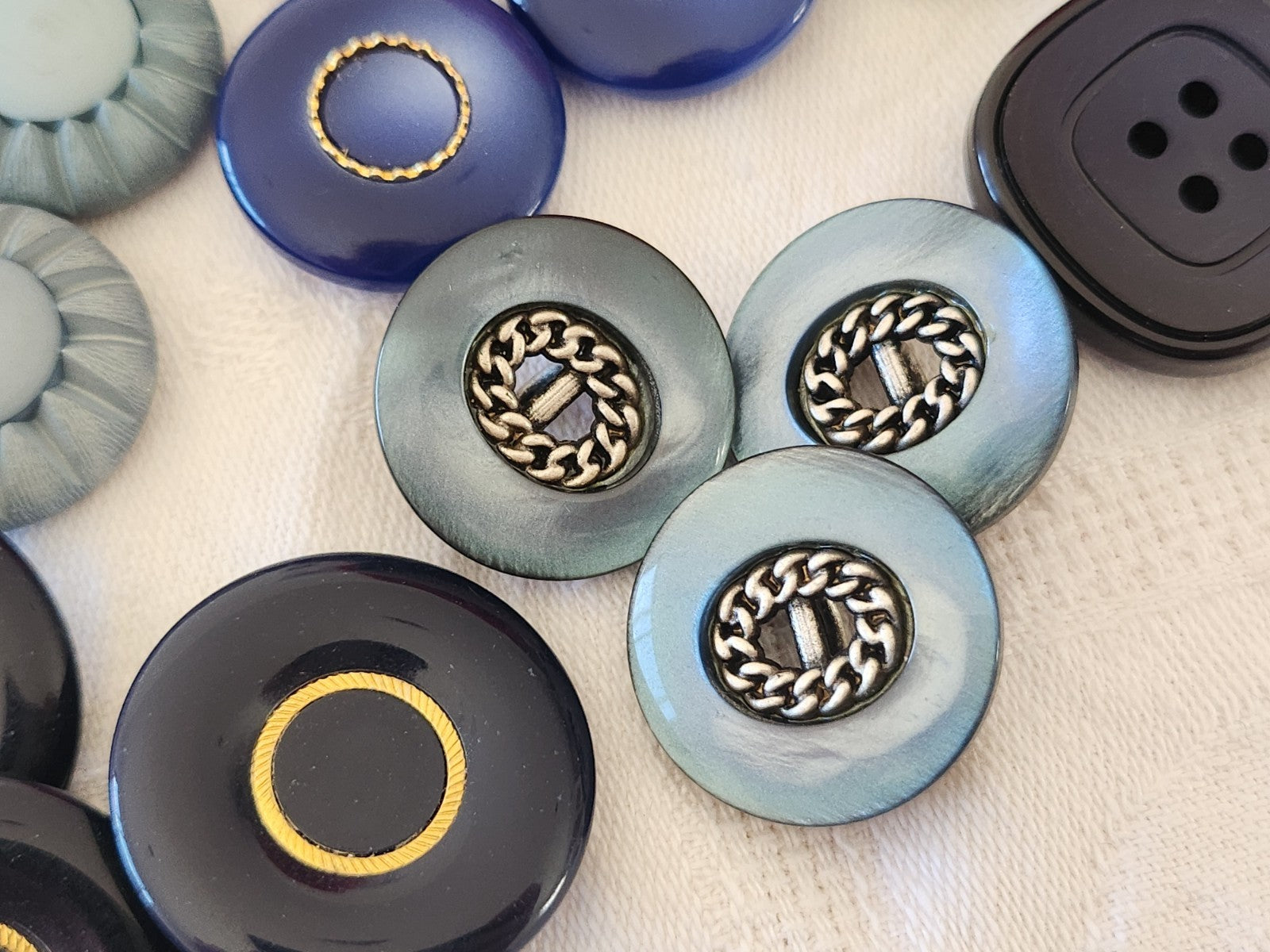 Lot 24  boutons vintage bleu trio 2,1 cm à 3 cm panaché ref 6065