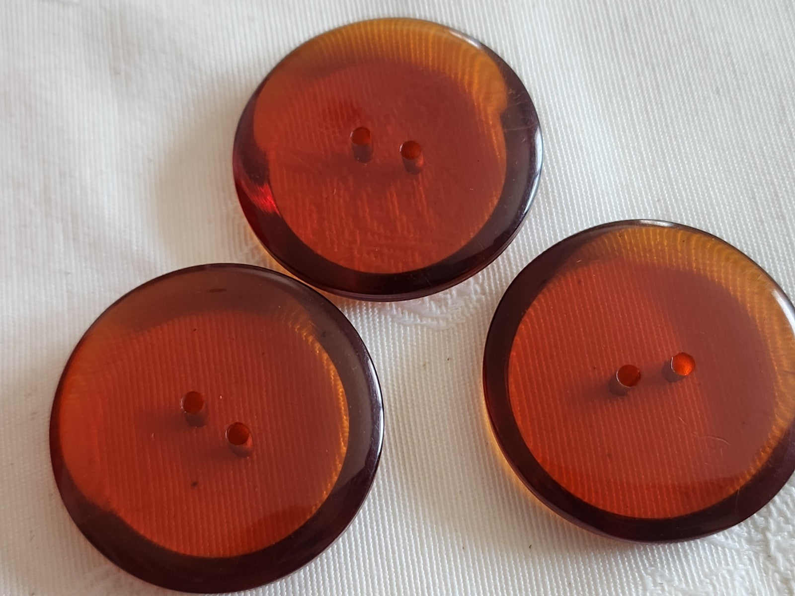 Trio gros boutons anciens ambrés ambrolite trous 3,4 cm ref 6381