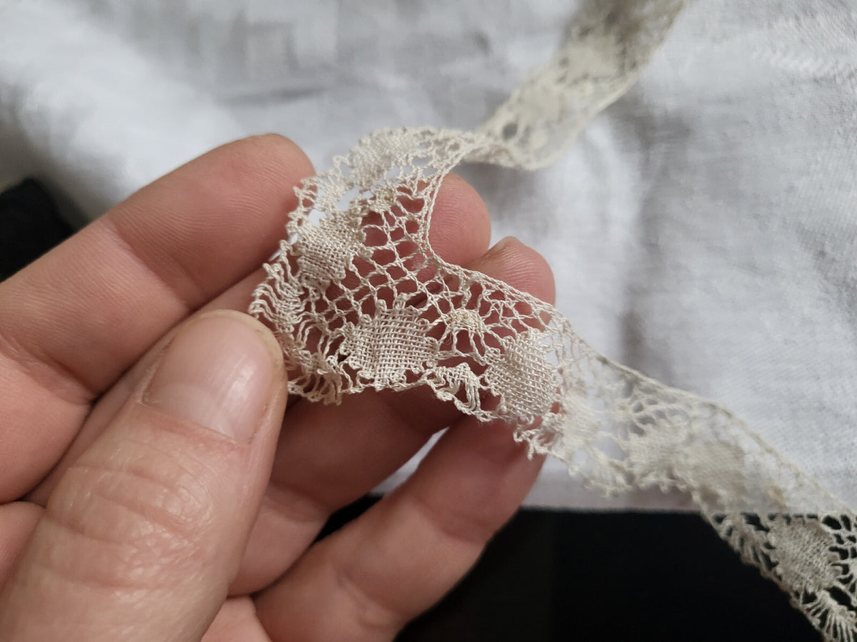 Dentelle ancienne pour pourtour mouchoir  lin  T2-18