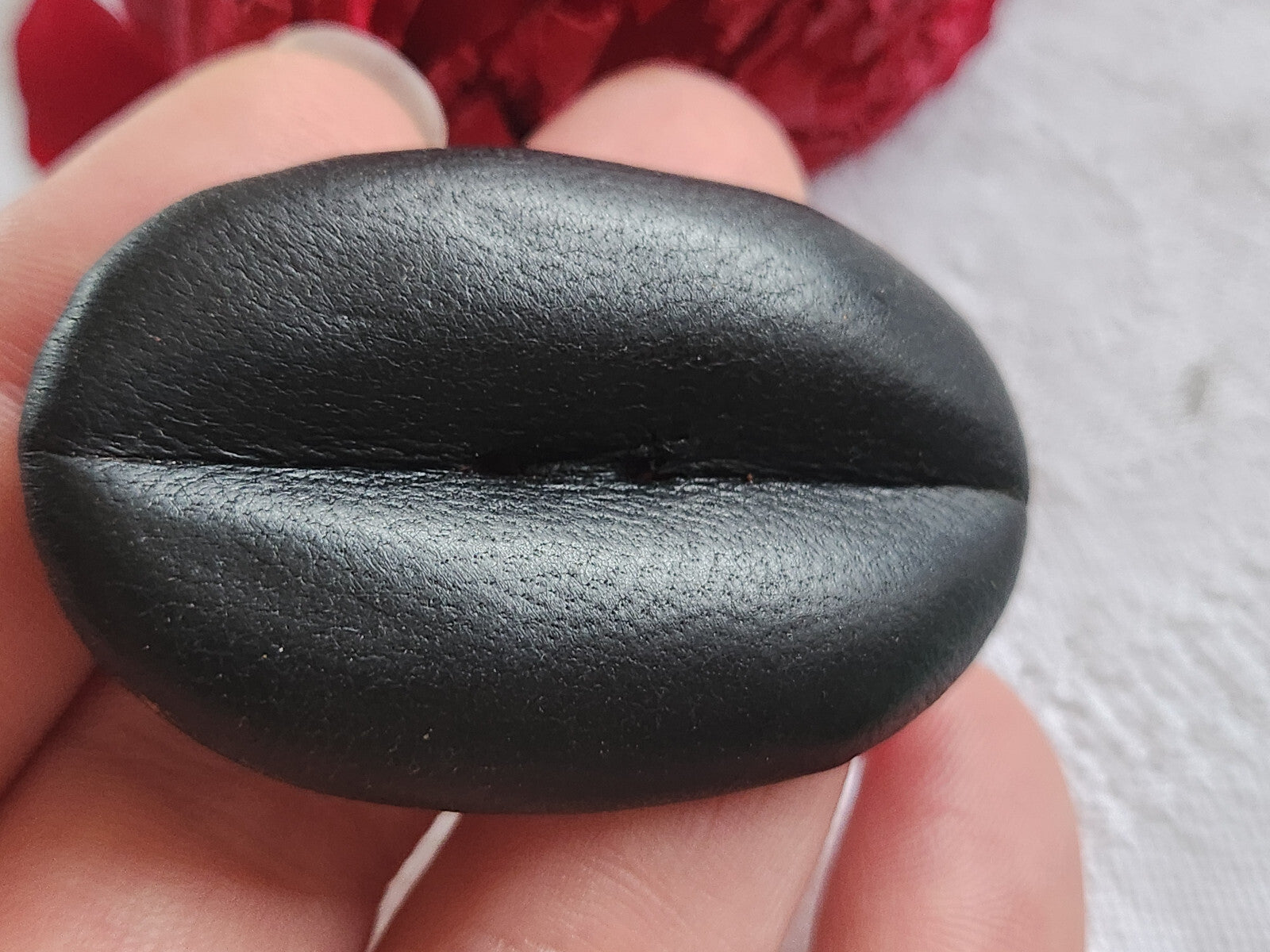 Enorme bouton ancien en  cuir  ovale noir 5,5 cm sur 3,4 cm ref 4993