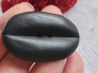 Enorme bouton ancien en  cuir  ovale noir 5,5 cm sur 3,4 cm ref 4993