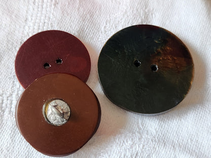 Trio boutons anciens/ vintage teinte estompée 2,5 à 3,4 cm ref 1259