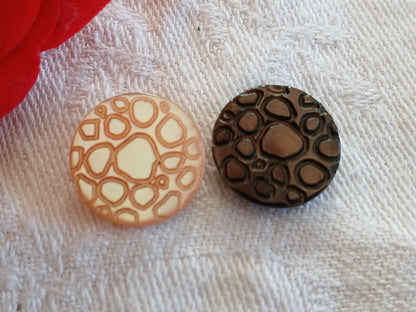 Duo boutons anciens en nacre alveole ciselé pied 1,5 cm D16A