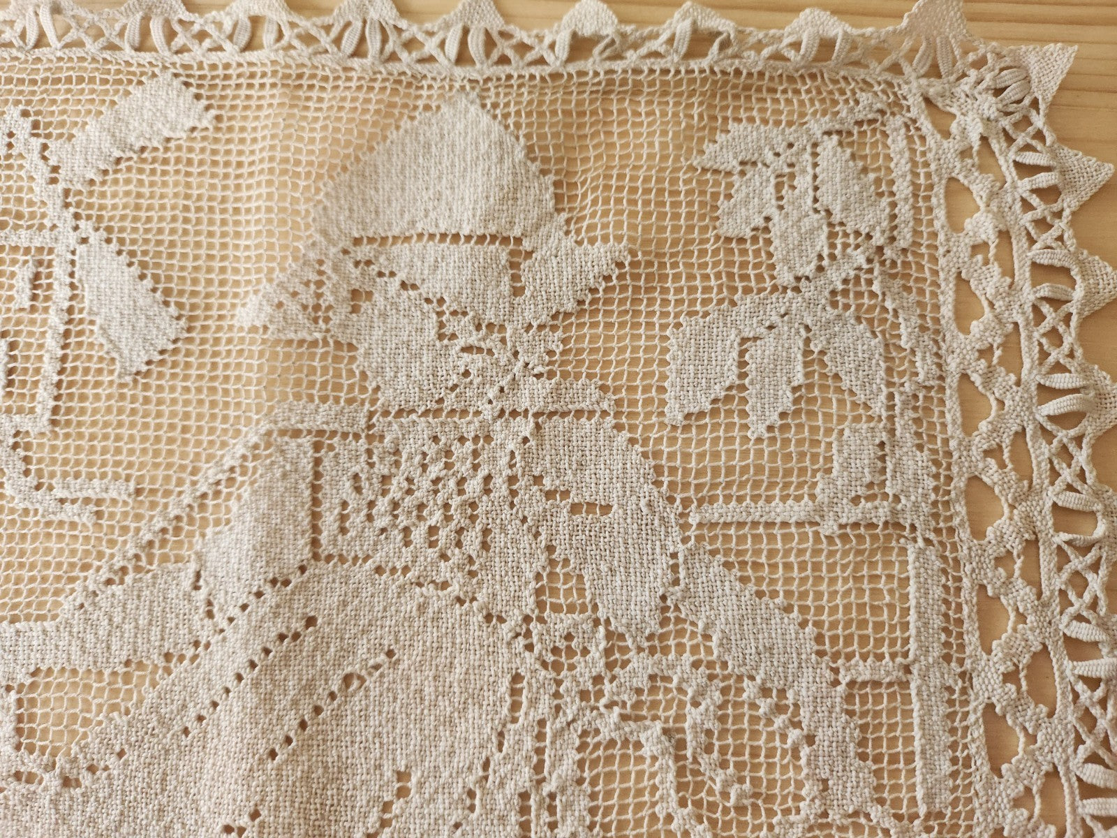 Grande application ancienne quelques brides a remanier moulins 30,5 sur 28cm  B8