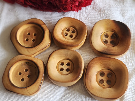 Lot 6 gros boutons anciens en bois brut 2,7 à 3,2 cm à trous  ref 1461