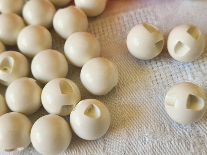 Lot 18 boutons vintage blanc créme boule 1,1 cm ref 4846