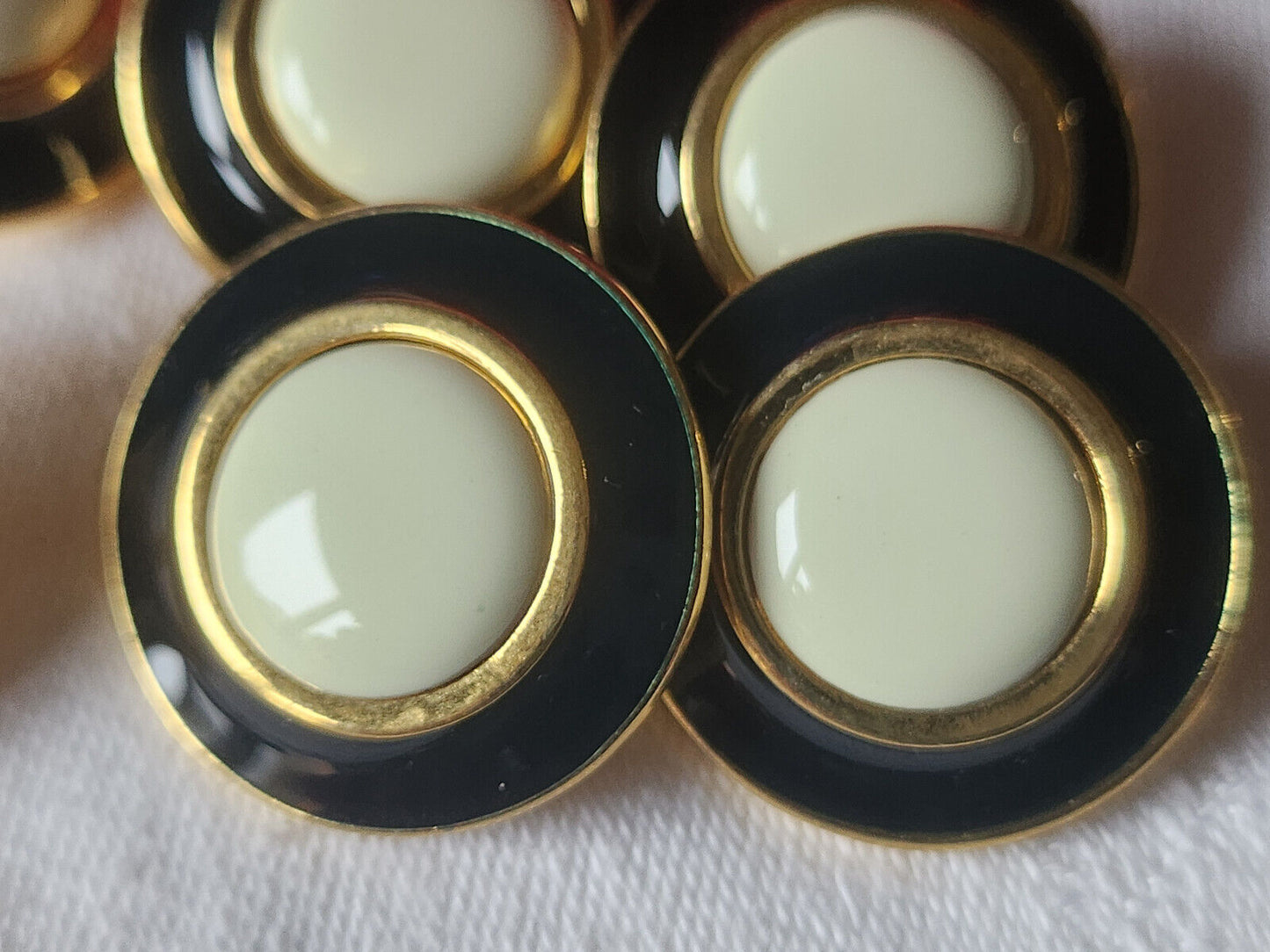 Lot 6 gros boutons vintage en metal émaillé creme noir 2,7 cm lourd ref 1348