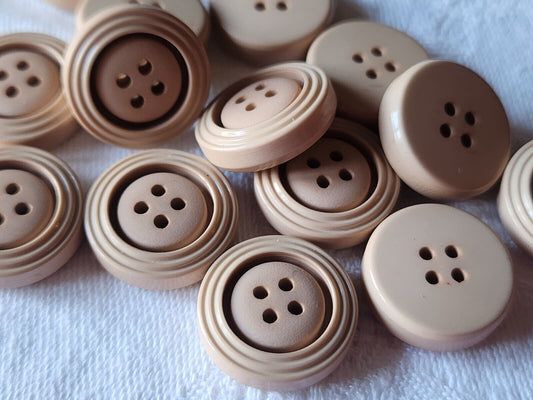 Lot 13 boutons  vintage marron trés clair 1,7 cm trous épais ref 2817
