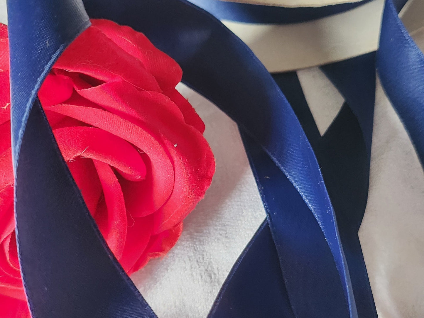 Ruban ancien  bleu nylon 5 mètre sur 2,5 cm bleu foncé  B5 n°7