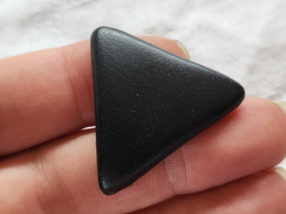 Bouton ancien en cuir bleu triangle vintage rare  3,4  cm D17L