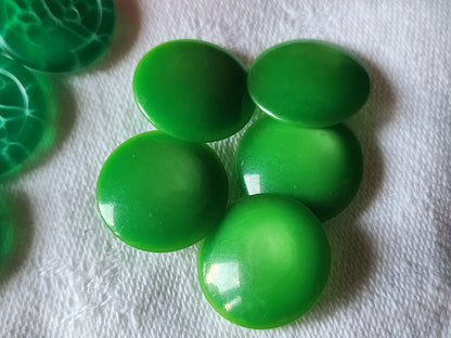 Lot 14 boutons vintage vert 2 séries  1,7 et 1,8  cm  pied ref 2358