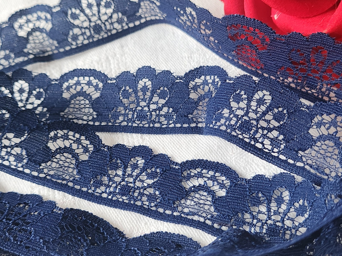 Dentelle vintage  bleu 2 métres 80 sur 2,5 cm A2
