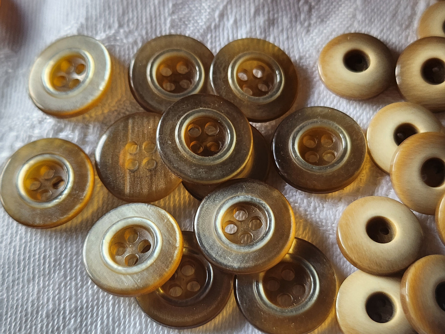 Lot 26 boutons vintage marron 2 séries  diamètre1,3 et 1,6 cm ref 2157
