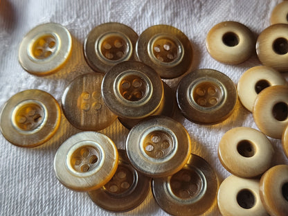 Lot 26 boutons vintage marron 2 séries  diamètre1,3 et 1,6 cm ref 2157