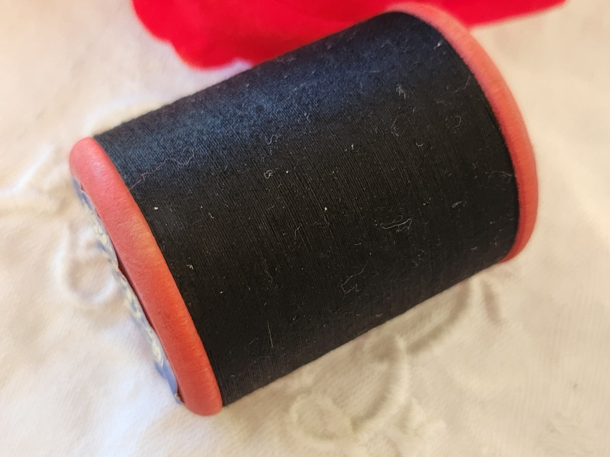 Boine ancienne en bois rouge fil noir mercerie poids: 35 grammes