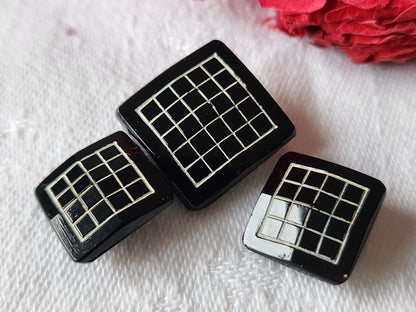 Trio boutons anciens en verre noir blanc carré pied 1,4 et 1,7 cm G13S