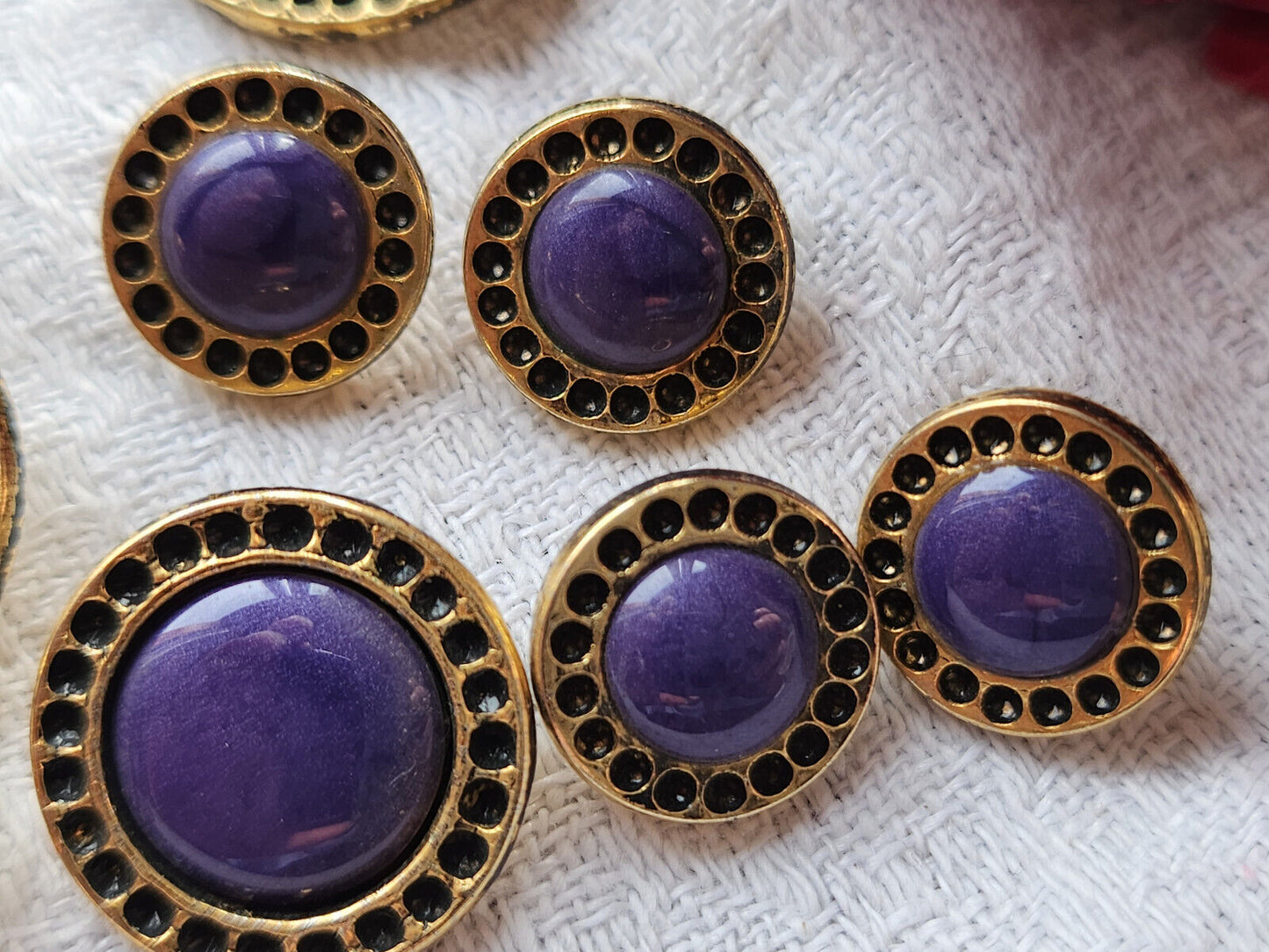 Lot 8  boutons vintage en métal coeur violet panaché  1,3 à 2,3 cm ref 3358