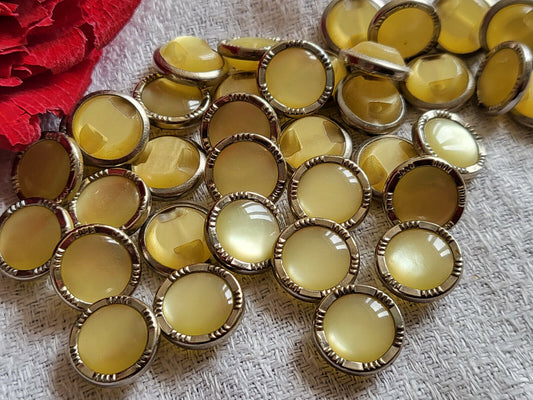 Lot 17 ou 12 Boutons petits vintage jaune monture metal à pied 1,2 ou 1,6 cm