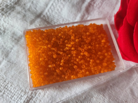 Lot environ 20 grammes de perles de rocaille orange  mat  n°21