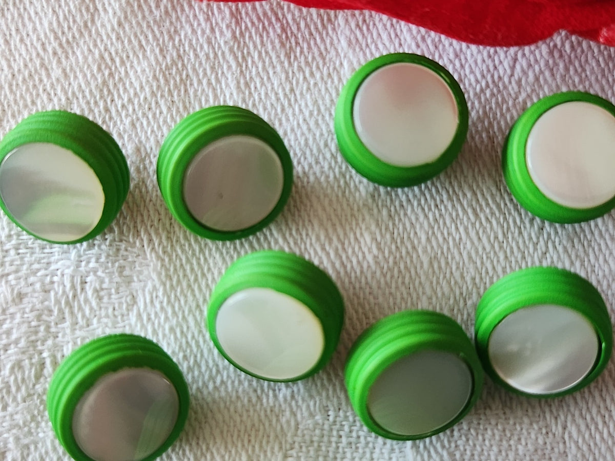 Lot 10 boutons anciens en nacre vert  pied petits 1,1 cm ou 11 mm  ref 4014