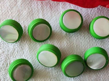 Lot 10 boutons anciens en nacre vert  pied petits 1,1 cm ou 11 mm  ref 4014