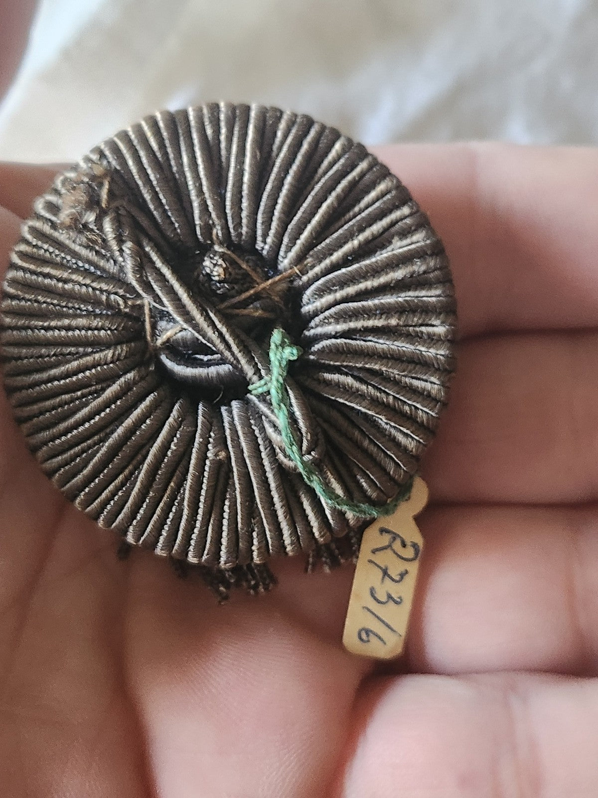 Enorme bouton ancien en passementerie avec pendants marron/gris 4,2 cm ref 7008