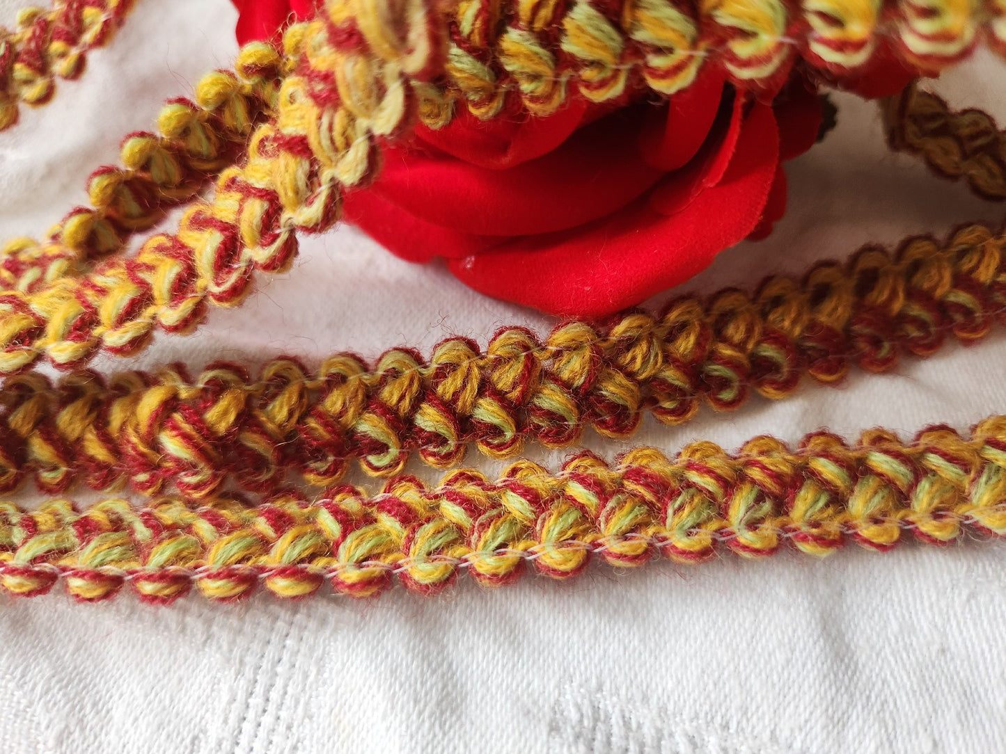 Galon vintage rouge vert jaune 3 m 80 sur 1,5 cm A3