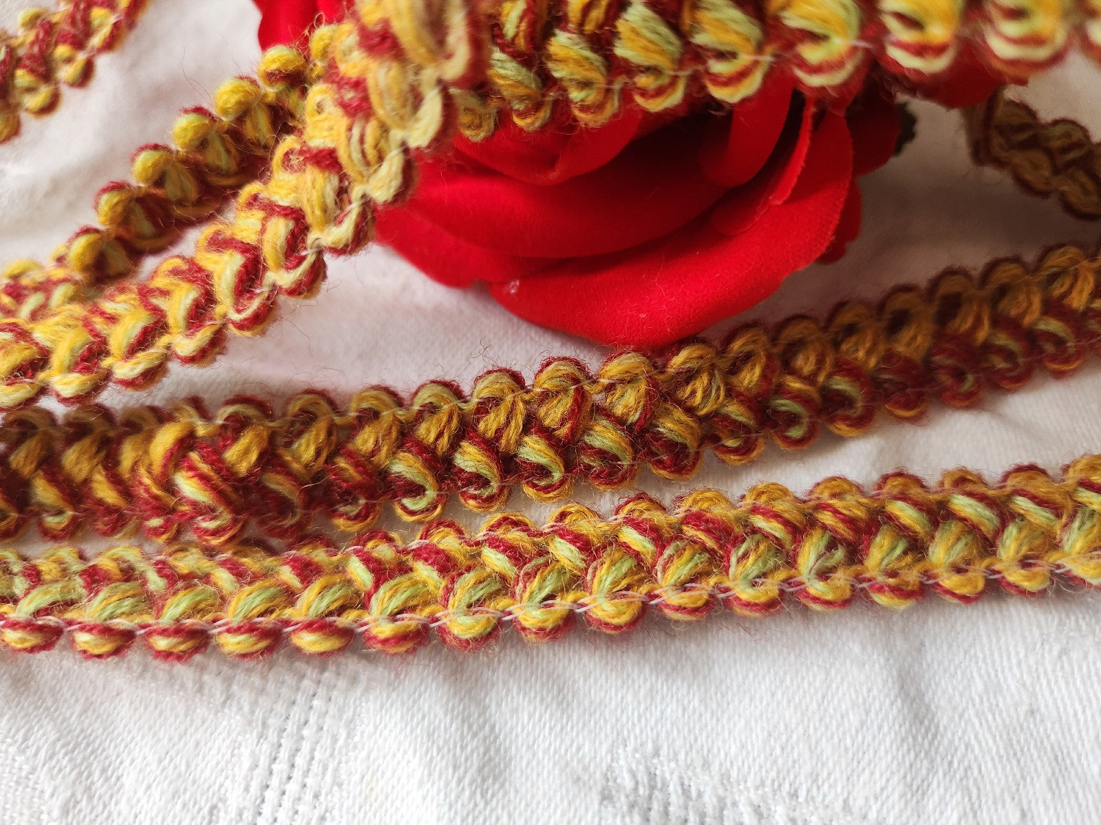 Galon vintage rouge vert jaune 3 m 80 sur 1,5 cm A3