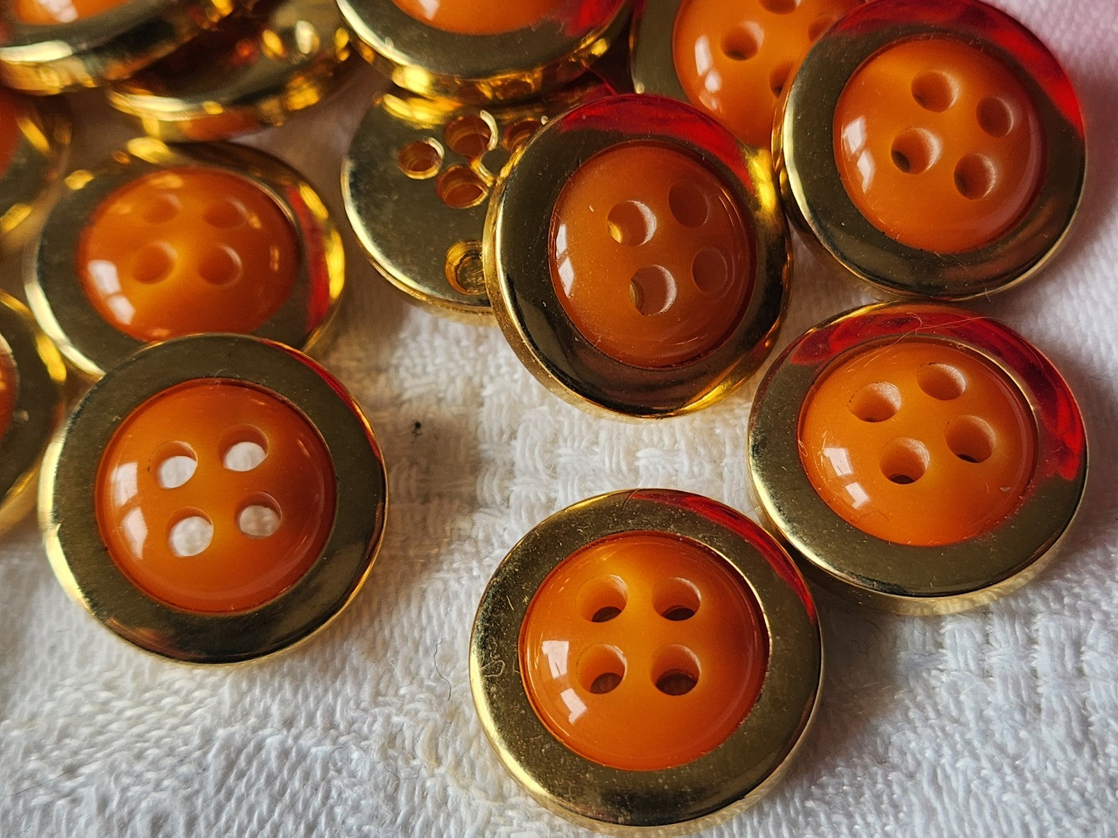 Lot 18 boutons vintage orange acrylique doré leger trous 1,8 cm ref 3558