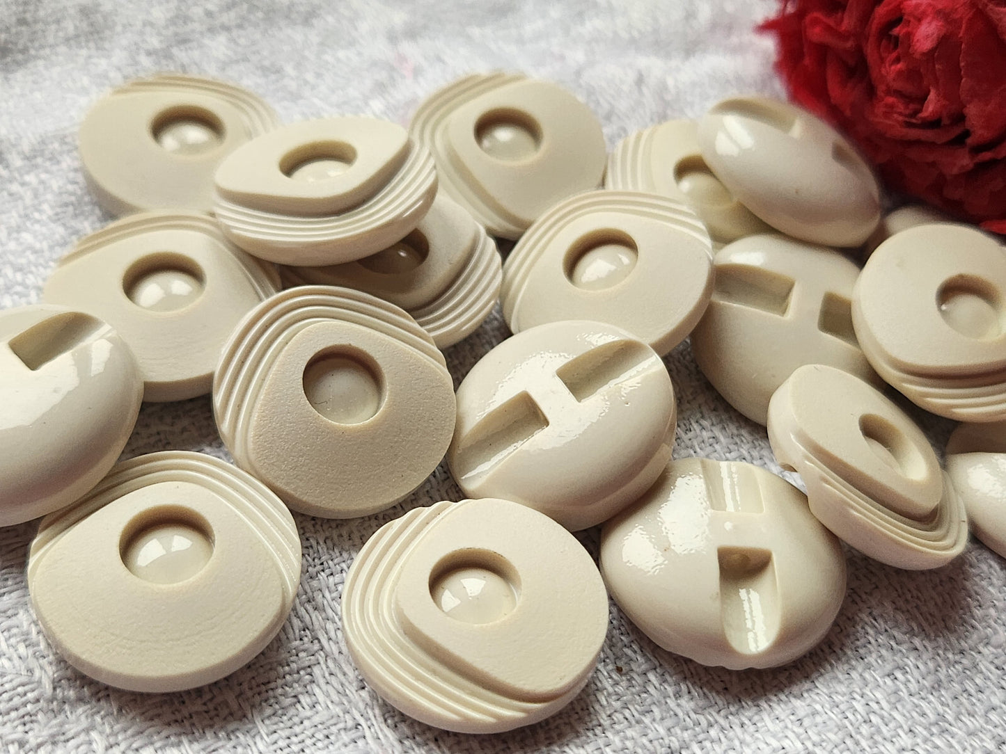 lot 16 boutons vintage créme travaillé à pied 1,7 cm ref 4960