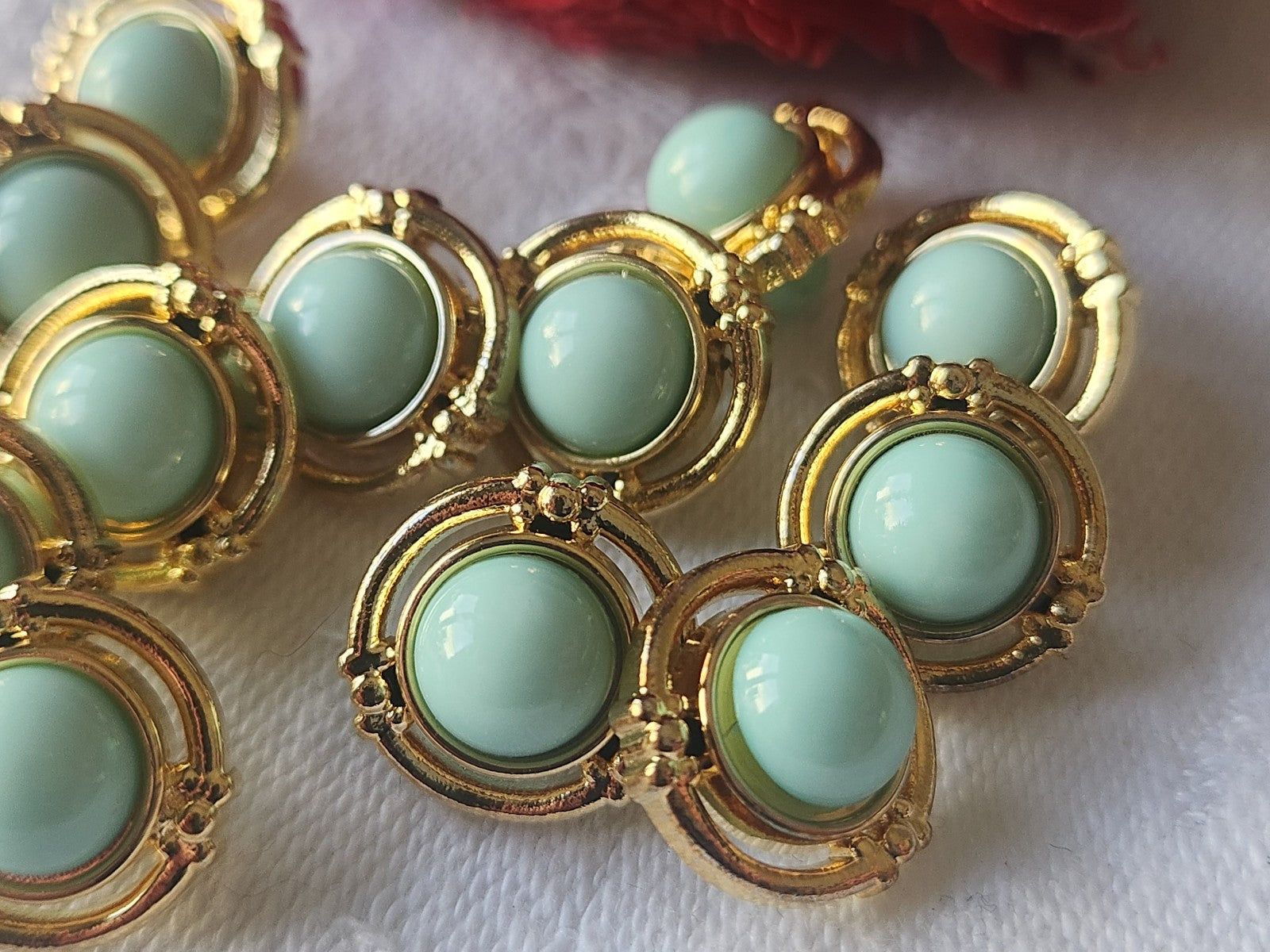 Lot 12 boutons acryique doré pied kitch 1,3 cm pied ref 3697