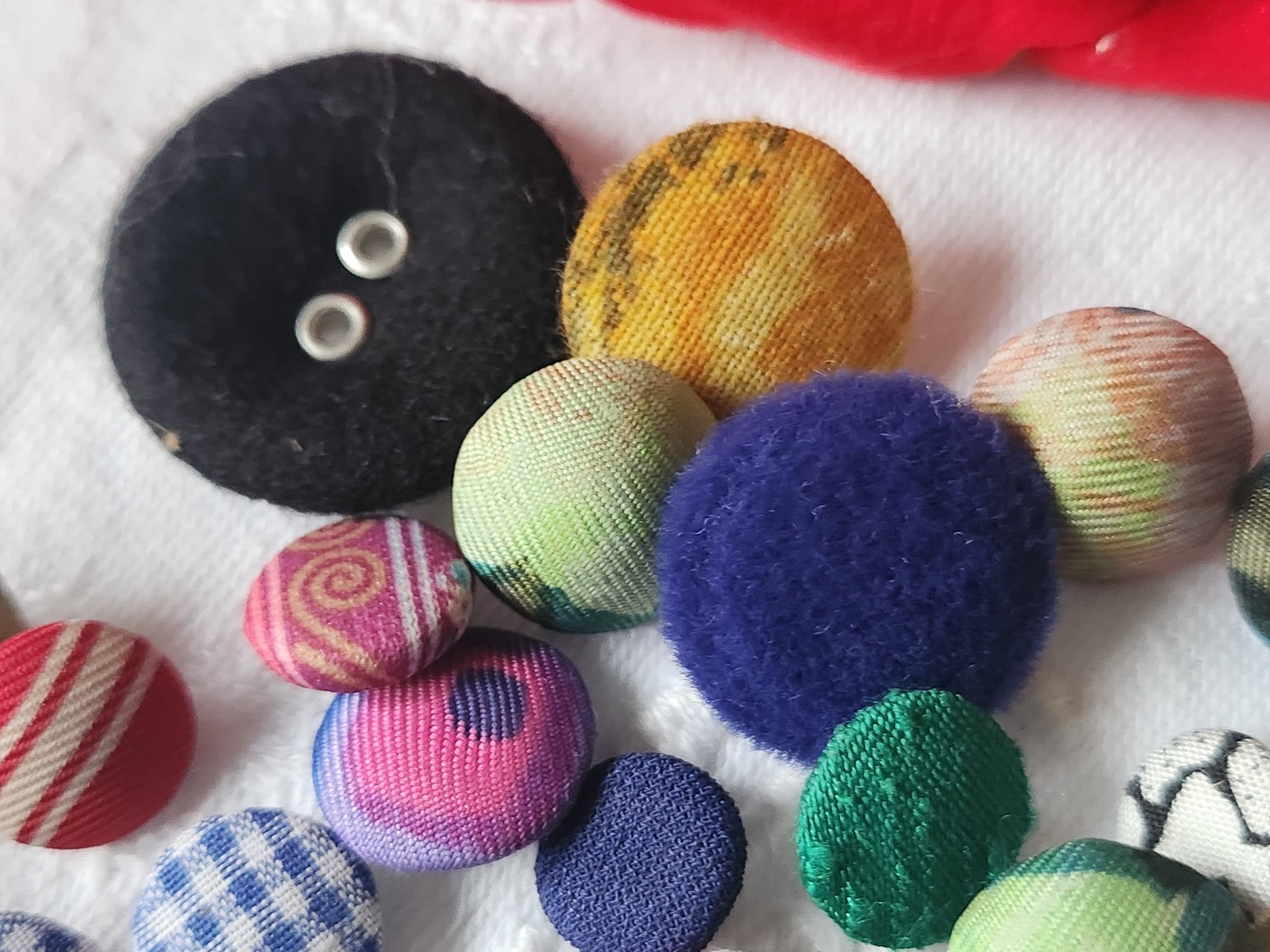 Lot 24 boutons anciens  tissu vintage panaché pied 1 à 2,6 cm ref 382