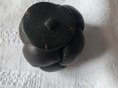 Gros bouton ancien en cuir 3,4 cm marron volume parurier collection ref 339