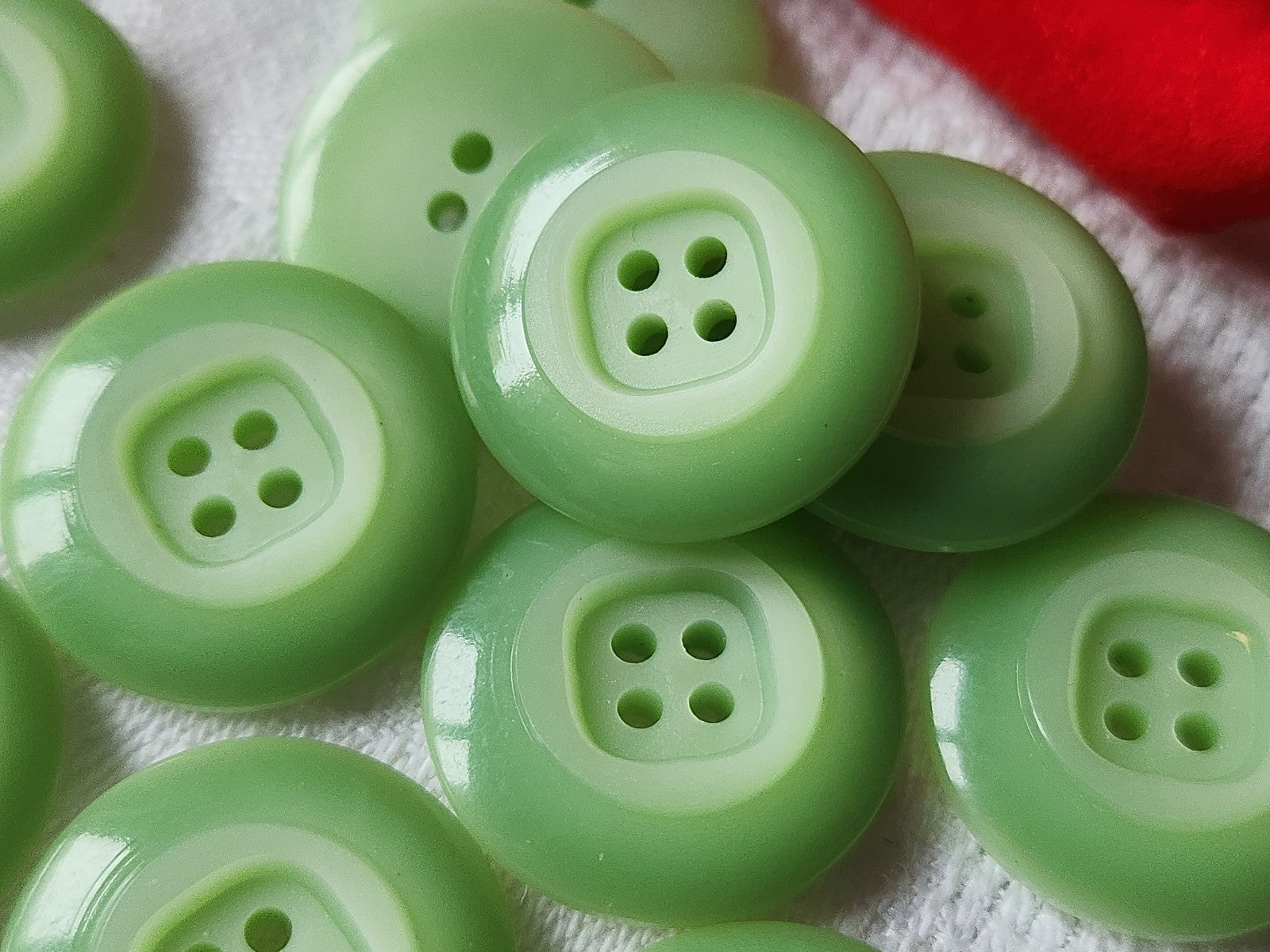 Lot 10  boutons vintage vert tendre jolis 4 trous 2,2 cm ref 2216