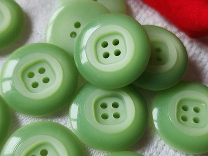 Lot 10  boutons vintage vert tendre jolis 4 trous 2,2 cm ref 2216