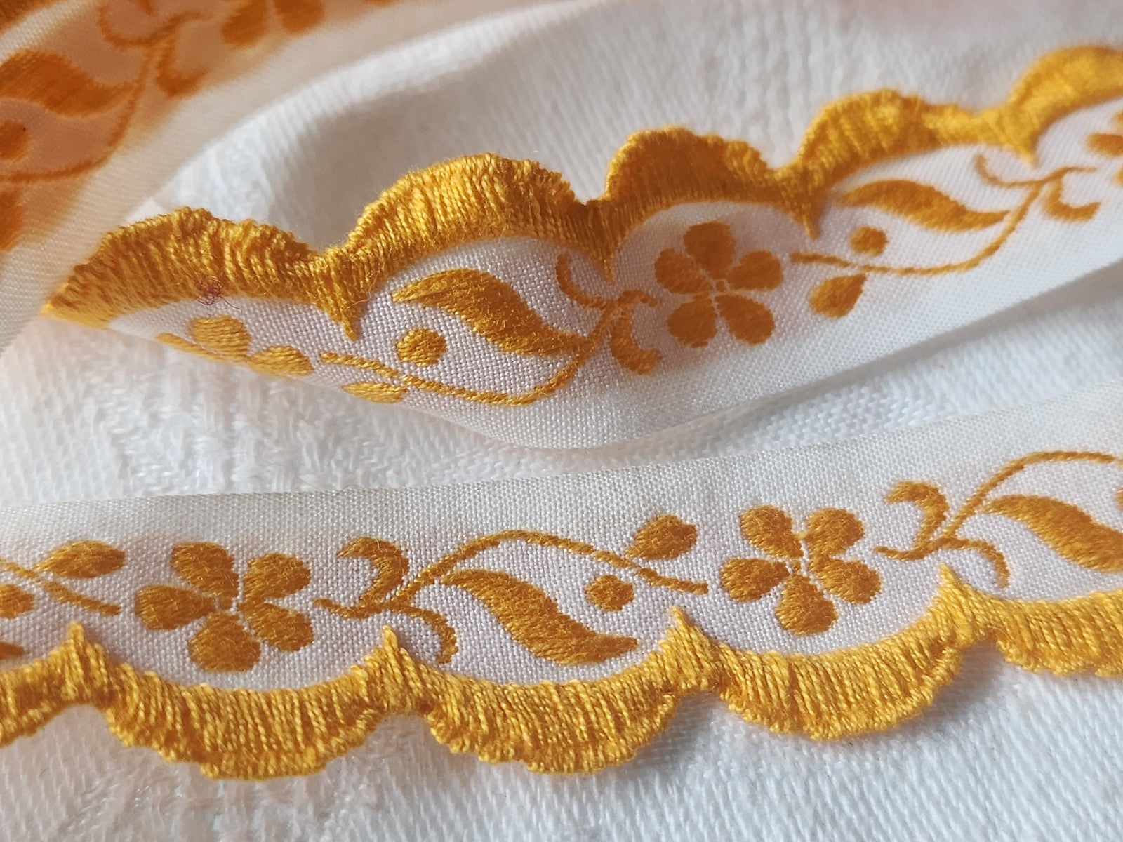 Galon vintage  festonbordure jaune fleur 3 métres sur 2 cm A2