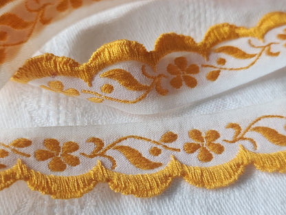 Galon vintage  festonbordure jaune fleur 3 métres sur 2 cm A2
