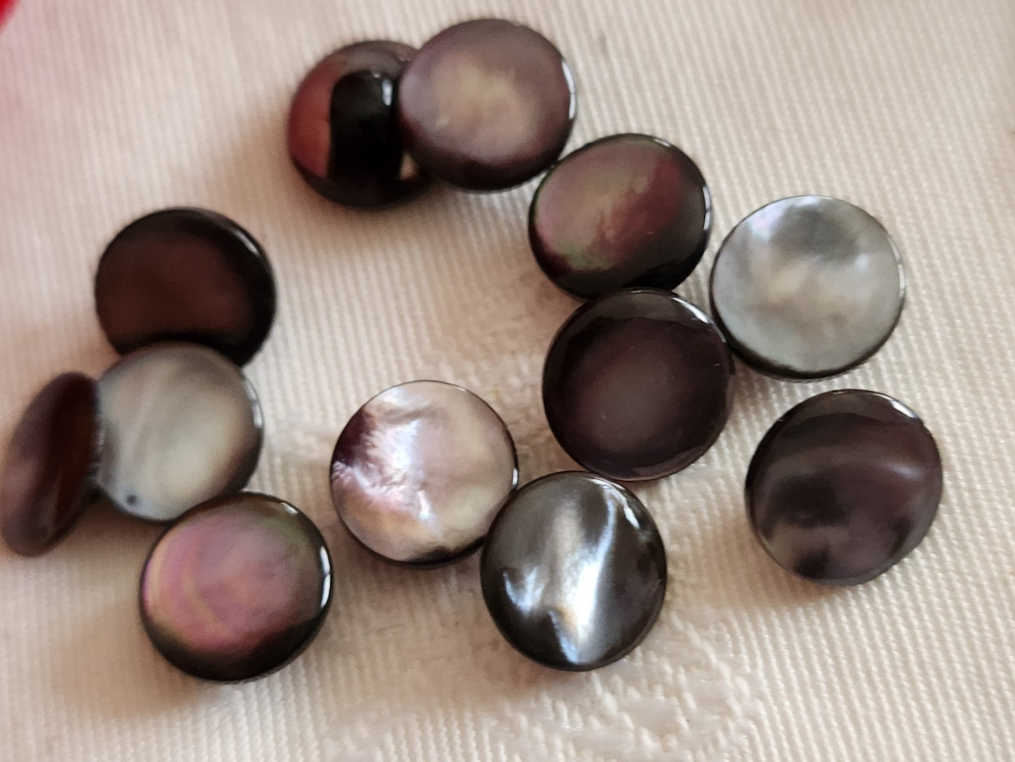 Lot 11 boutons anciens en nacre gris marron  panaché 0,9 cm ref 6334
