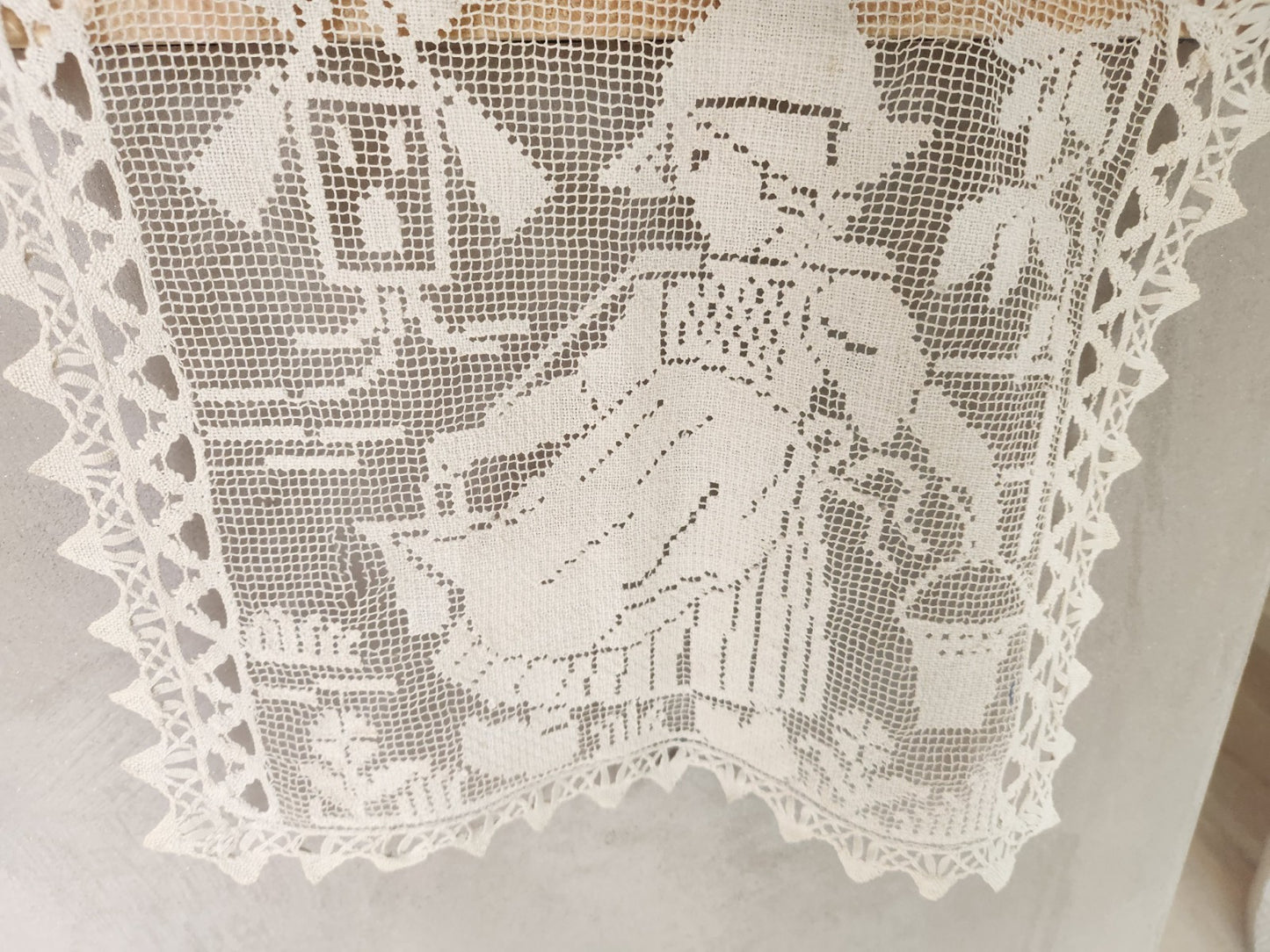 Grande application ancienne quelques brides a remanier moulins 30,5 sur 28cm  B8