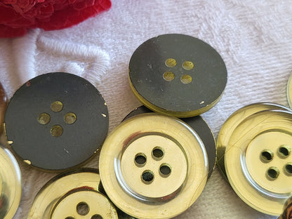 Lot 16 boutons vintage lumineux jaune à trous  1,8 cm ref 5194