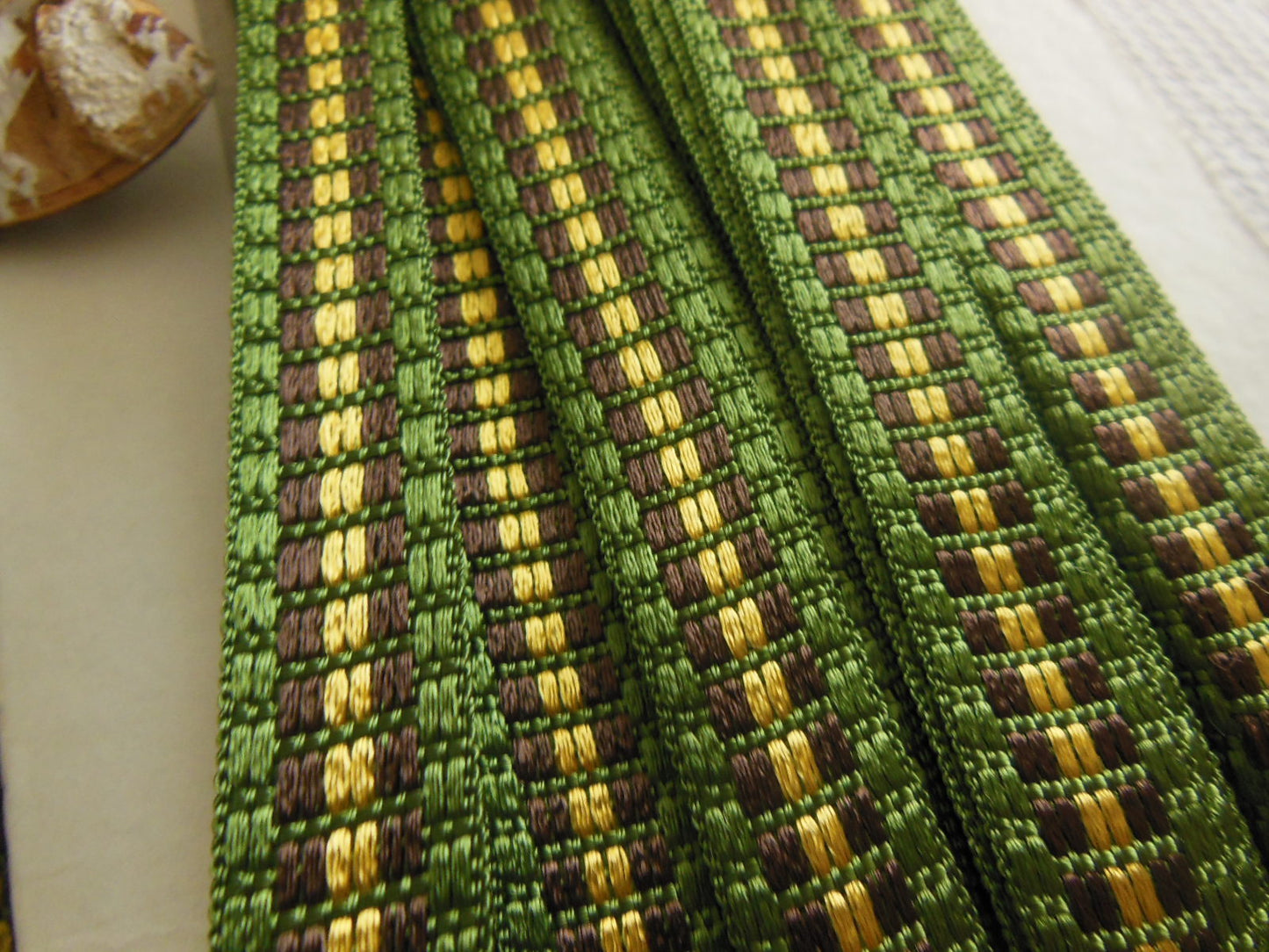 Galon lumineux vintage doré vert marron satiné  4 mètres sur 1,5 cm  A2