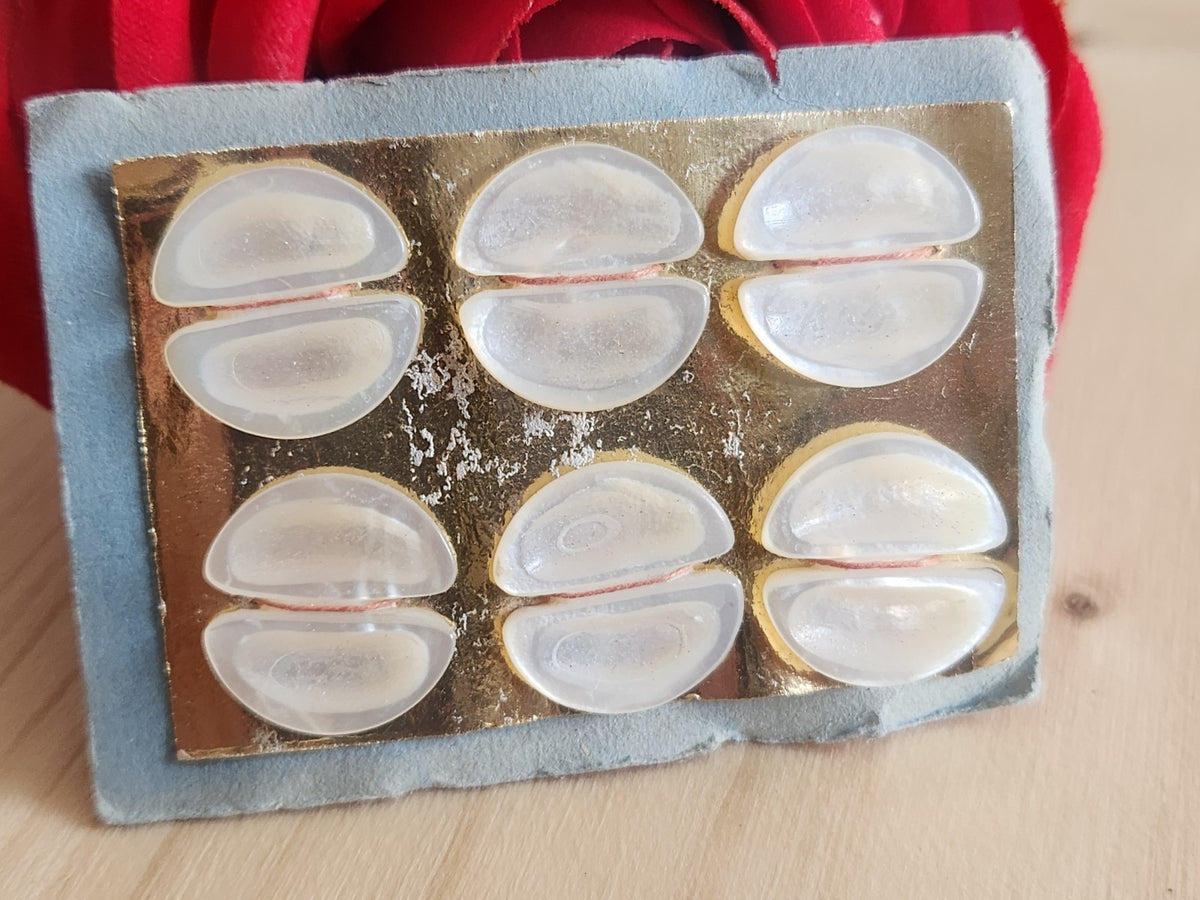 Rare petite plaque boutons anciens en nacre  1,7 cm  lot de 6 n°70